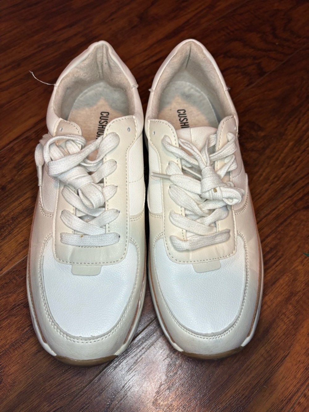 Cushionaire “Score” Lace up sneaker sz 10